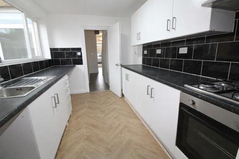 4 bedroom terraced house to rent, Medcalf Road, Enfield