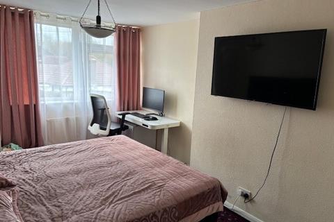 3 bedroom terraced house to rent, Chamberlain Lane, Pinner, HA5