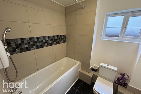 undefined, Larkspur Gardens, LUTON