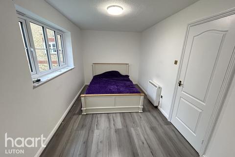 undefined, Larkspur Gardens, LUTON