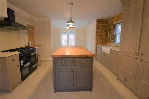 3 bedroom end of terrace house to rent, Cross Street, Northampton NN3