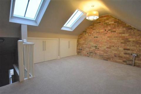 3 bedroom end of terrace house to rent, Cross Street, Northampton NN3