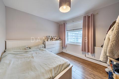 3 bedroom flat for sale, Newburn Street, London, SE11