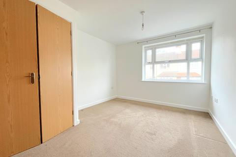 2 bedroom flat to rent, Hockley Road, Rayleigh SS6