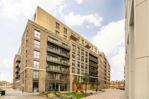 3 bedroom flat to rent, Cendal Crescent, LONDON E1