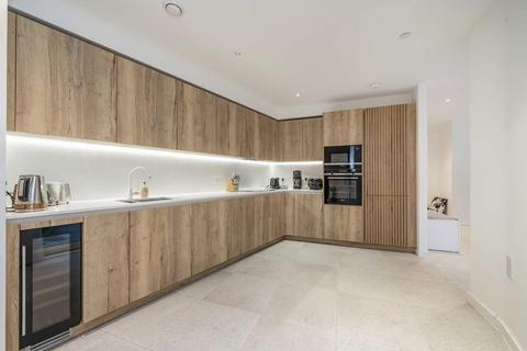 3 bedroom flat to rent, Cendal Crescent, LONDON E1