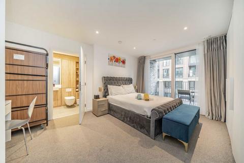 3 bedroom flat to rent, Cendal Crescent, LONDON E1