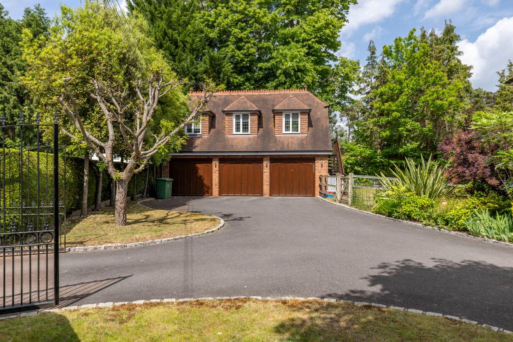Garaging &amp; Annexe