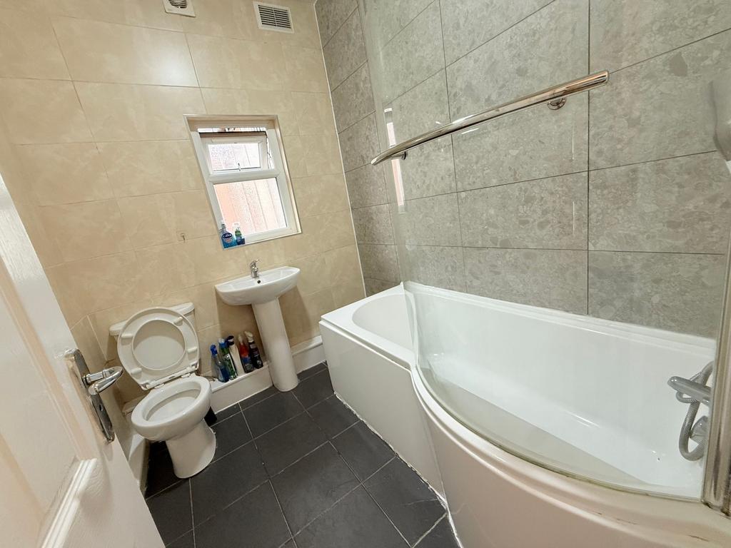 Bright, modern bathroom with a curved P-shaped ...
