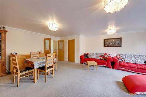 4 bedroom end of terrace house for sale, Upton Road, Tarring, Worthing