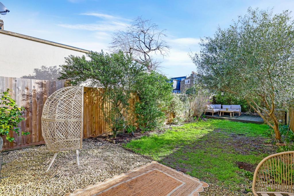 11-f627 JHProp World - 121a Venner Road - 4.jpg