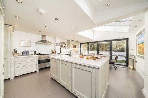 5 bedroom flat to rent, Atherton Street, London SW11