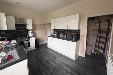 3 bedroom terraced house to rent, Cadogan Avenue, Huddersfield