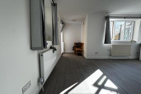 1 bedroom flat to rent, Garratt Lane, London SW18
