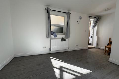 1 bedroom flat to rent, Garratt Lane, London SW18