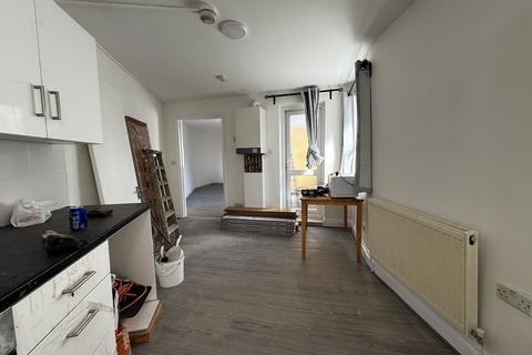 1 bedroom flat to rent, Garratt Lane, London SW18