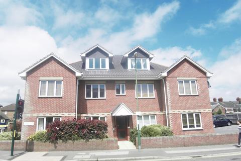 2 bedroom flat to rent, Primrose Court, Windham Road