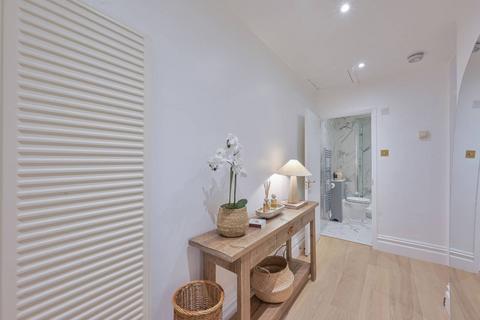 Studio to rent, Rutland Gate, Knightsbridge, London, SW7
