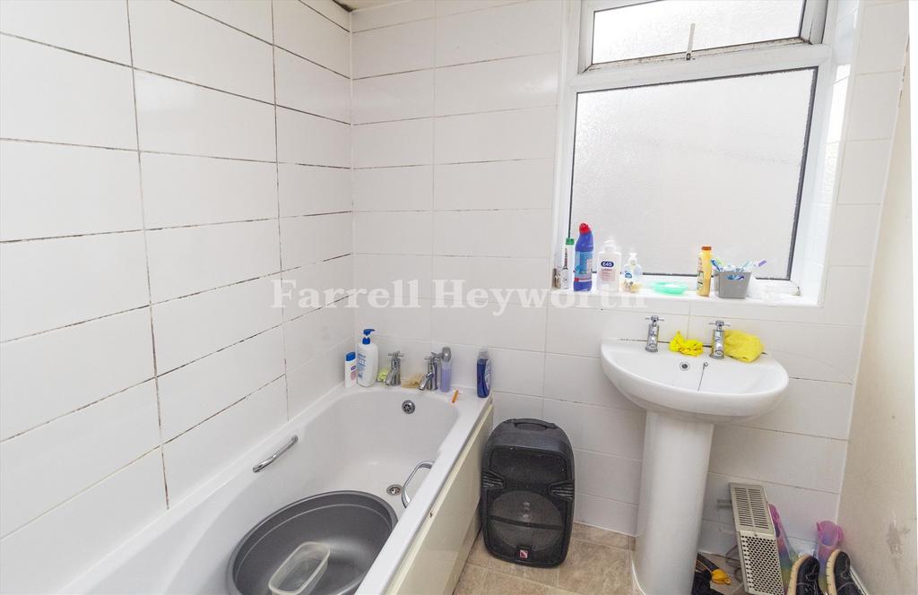 Flat 1 Bathroom