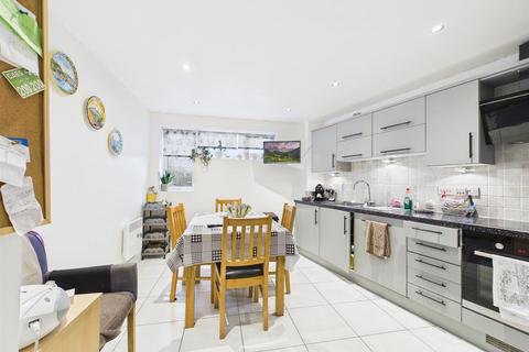 2 bedroom flat for sale, Coxhill Way, Aylesbury HP21