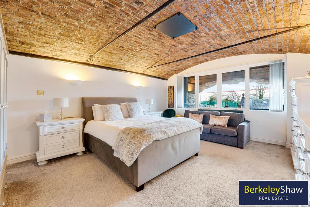 Guest bedroom