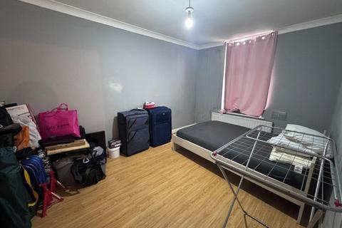 2 bedroom flat to rent, High Street, Barkingside, Ilford, Essex. IG6 2AR