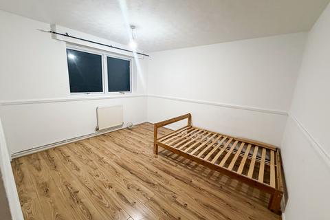 1 bedroom flat to rent, Thornhill Gardens, Barking, IG11