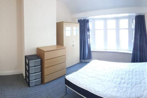 4 bedroom semi-detached house to rent, Yew Tree Road, Manchester