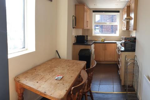 4 bedroom semi-detached house to rent, Yew Tree Road, Manchester