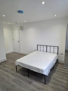 Studio to rent, The Grove, Ealing