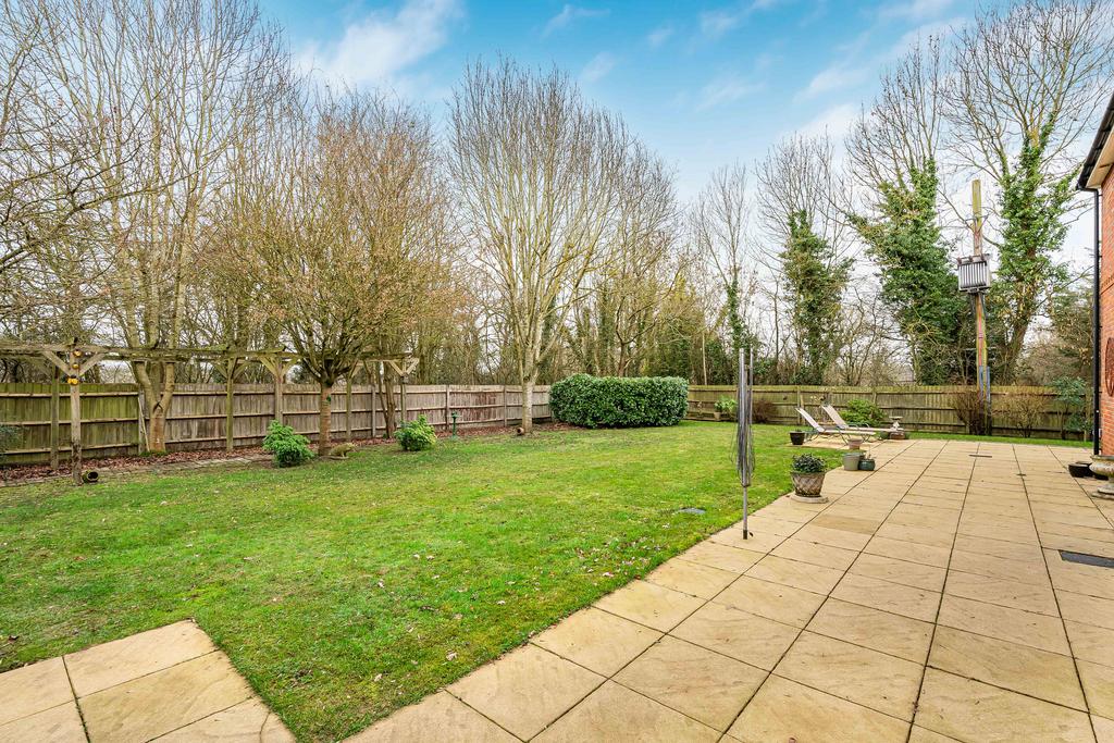 4572899