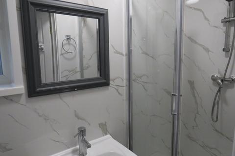 4 bedroom end of terrace house to rent, Chaucer Avenue, Cranford, Hounslow TW4