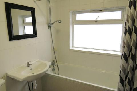4 bedroom end of terrace house to rent, Chaucer Avenue, Cranford, Hounslow TW4