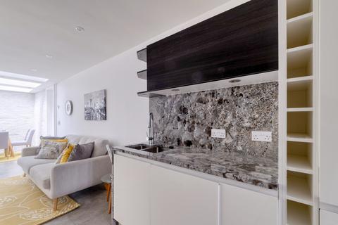 2 bedroom terraced house to rent, Danbury Street London N1