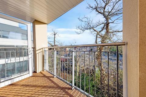2 bedroom apartment for sale, Station Parade, Virginia Water, GU25 4BB