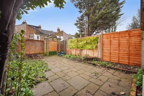 5 bedroom terraced house to rent, Elm Road, London E11