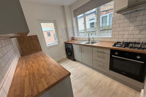 3 bedroom terraced house to rent, Rostella Road, SW17