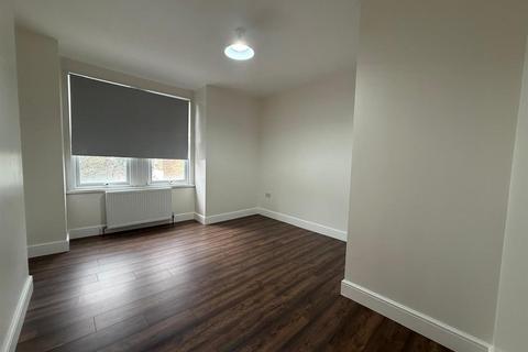 3 bedroom terraced house to rent, Rostella Road, SW17