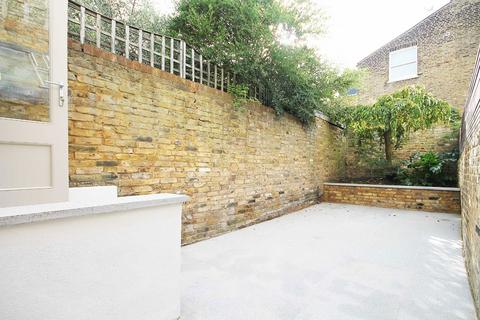 3 bedroom flat to rent, St. Maur Road, London SW6