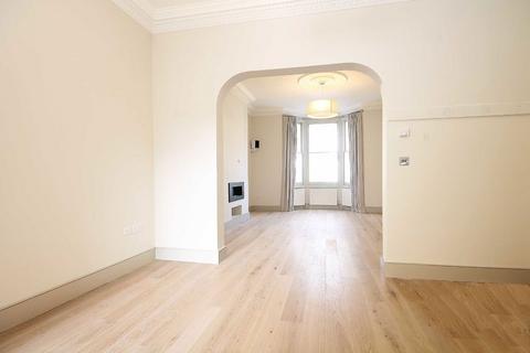 3 bedroom flat to rent, St. Maur Road, London SW6