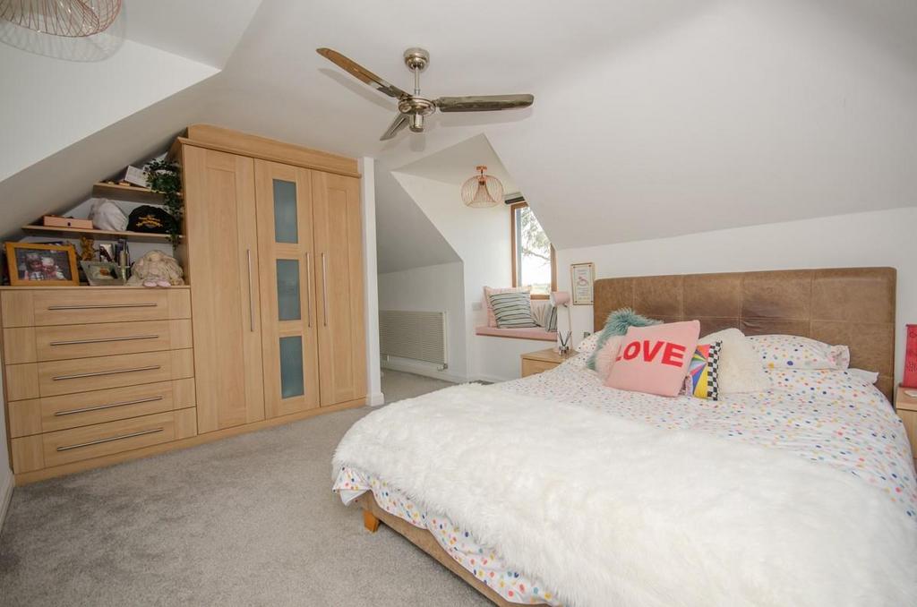Bedroom two pic 2.jpg