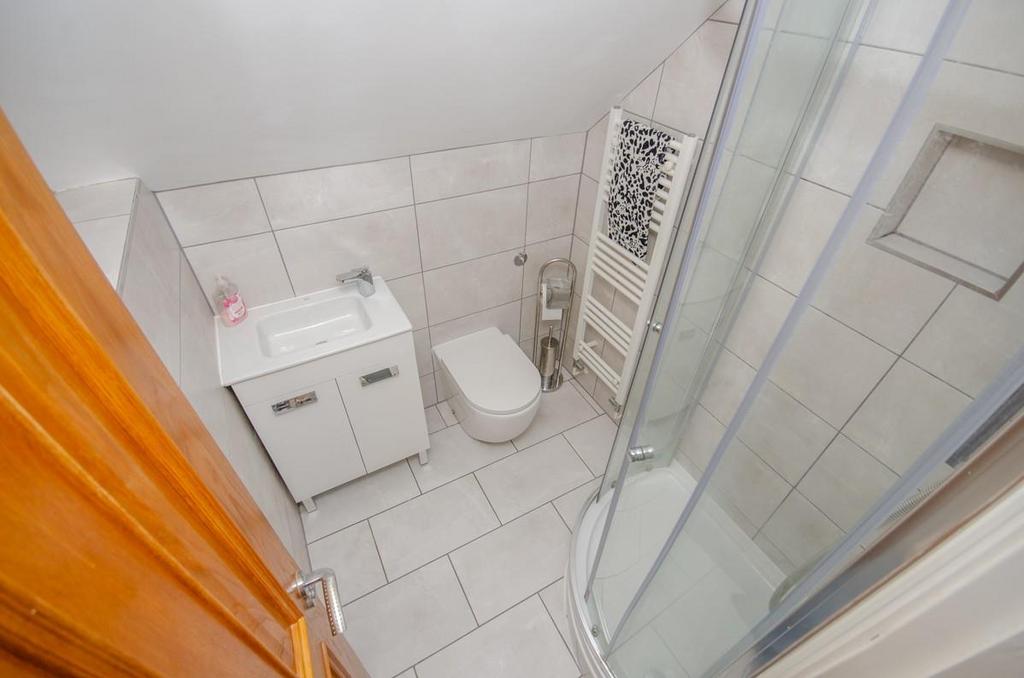 Bedroom two en suite.jpg
