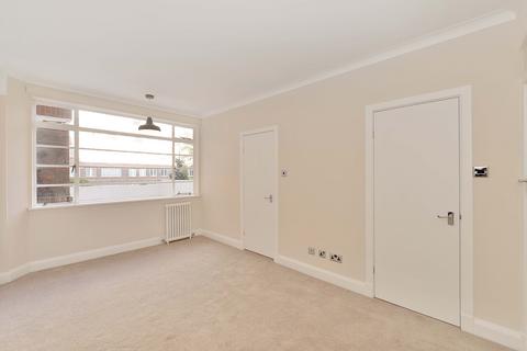 3 bedroom flat to rent, Balham High Road, London SW17