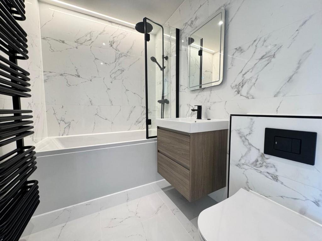Main bathroom.jpg