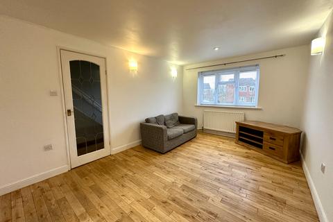 3 bedroom semi-detached house to rent, Eastney Crescent, Wolverhampton WV8