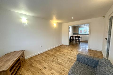 3 bedroom semi-detached house to rent, Eastney Crescent, Wolverhampton WV8