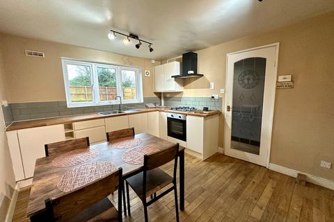 3 bedroom semi-detached house to rent, Eastney Crescent, Wolverhampton WV8