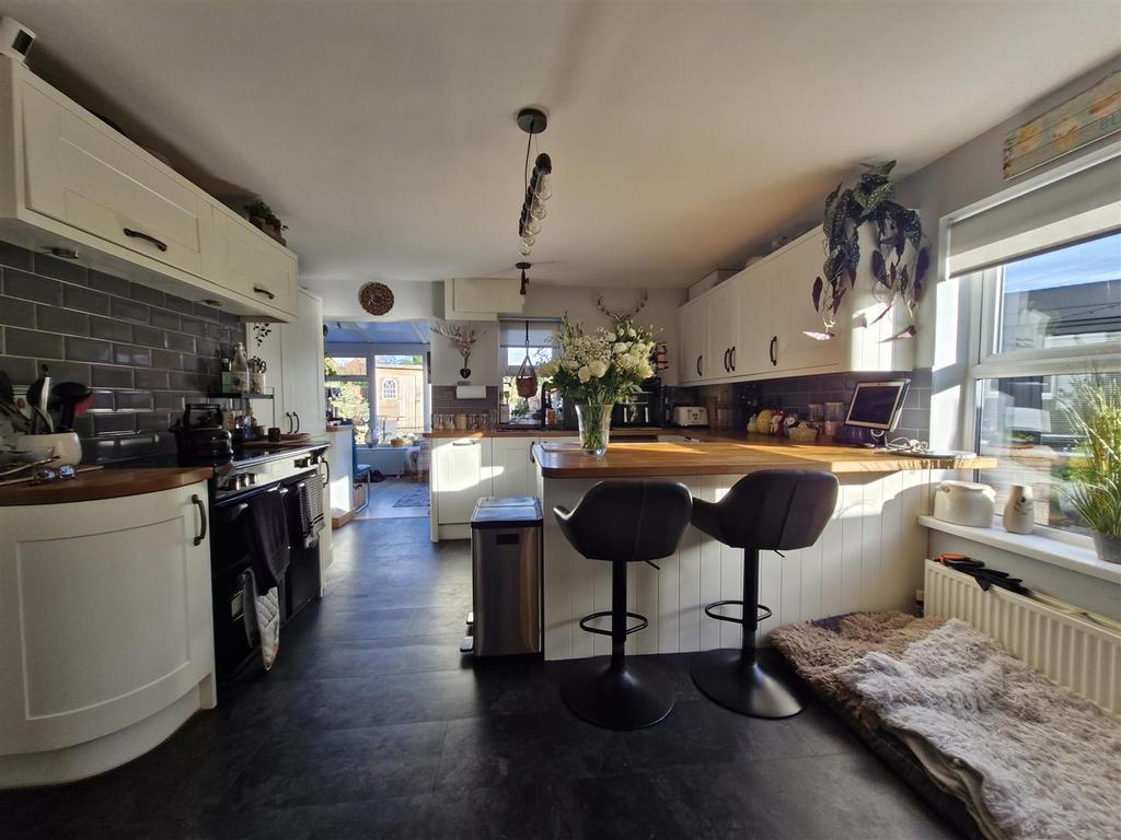 Kitchen2.jpg