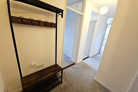 2 bedroom apartment to rent, St Clements Court East, Leigh on sea, Leigh on sea,