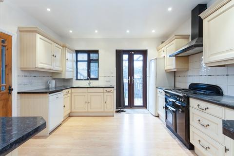 4 bedroom house to rent, Salcombe Drive, Romford, RM6